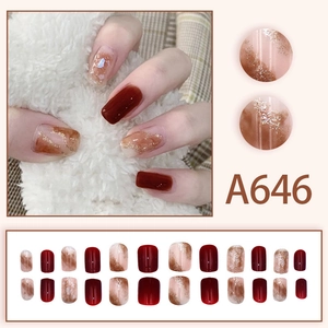 Détails de faux ongles courts carrés bordeaux avec paillettes et effets marbrés