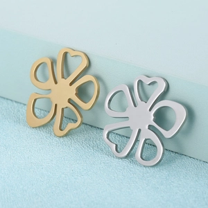 Titanium steel heart-shaped four-leaf clover pendants in gold and silver finish