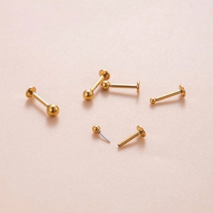 Piercing labret 16G in acciaio dorato con base piatta e sfera per labbra e orecchie