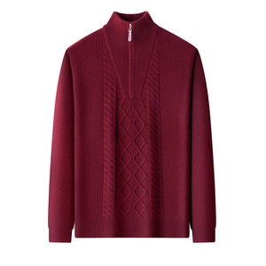 Detail eines weinroten Strickpullovers mit Zopfmuster und metallischem halben Reißverschluss