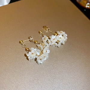 Süße Weiße Blumen Quasten Ohrringe Gold Legierung Tropfen Mode Nischenschmuck Für Damen Mit Silbernen Ohrsteckern