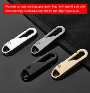 Makrodetail von Metall-Reißverschluss-Ersatzteilen in vier Farben mit Federhaken