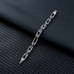 Dettaglio ravvicinato del bracciale a catena d'argento con chiusura a scatto