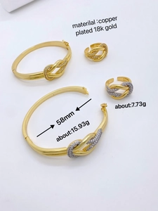 Detailansicht des 18K vergoldeten Knotenschmuck-Sets mit mikroverzierten Zirkonia