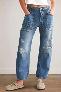Détails d'un jean vintage bleu droit avec déchirures et grandes poches plaquées