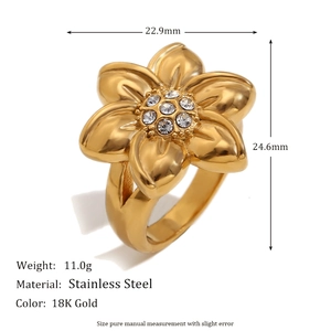 Vintage flower-shaped ring in 18K gold plated stainless steel with white zircon stones