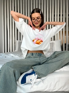 Λεπτομέρεια λευκού βαμβακερού T-shirt με σχέδιο κρουασάν και ρωσική τυπογραφία