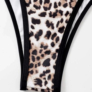 Slip bikini sexy con stampa leopardata, bordo elastico nero e dettagli in tessuto elasticizzato