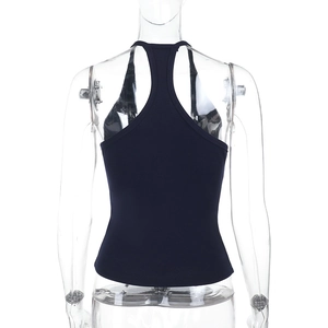 Rückansicht eines schwarzen, schmal geschnittenen Tanktops mit Rückenausschnitt-Design
