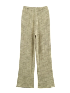 Détail d'un pantalon plissé large pour femme en couleur champagne clair à taille élastique