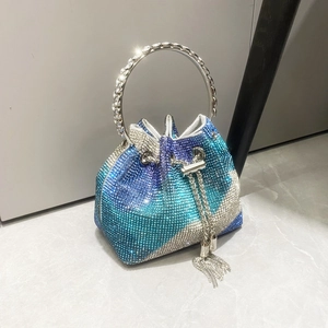 Borsa a secchiello glitterata con strass sfumati e manico ad anello per feste serali