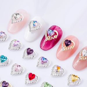 Nagelkunst-Herzanhänger aus Legierung mit 'Love'-Gravur und bunten Kristallen