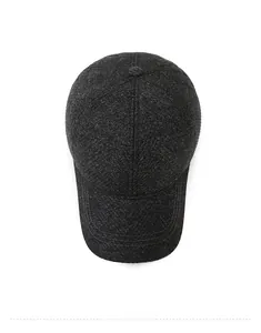 Detaillierte Draufsicht der Winterkappe mit M-Metalllogo und warmer Diagonalstruktur