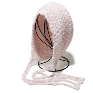 Gestrickte Beanie in Rosa mit Farbverlauf, Quasten und Ohrenklappen für Wärme und Stil