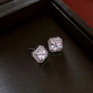Élégantes boucles d'oreilles carrées en argent avec zircon et halo dans un écrin noir