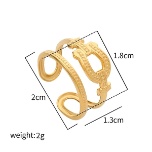 Tableau des tailles détaillé pour bague en titane doré au design géométrique ajouré