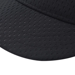 Primer plano de la tela de malla negra transpirable y costuras en la gorra de visera corta