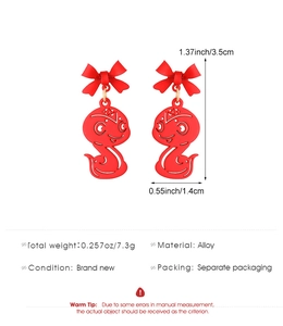 Detailansicht der roten Schlangenohrringe mit Schleife, 3,5 cm Größe und Material aus Legierung