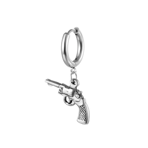 Boucle d'oreille en acier inoxydable argenté avec un pendentif pistolet revolver détaillé
