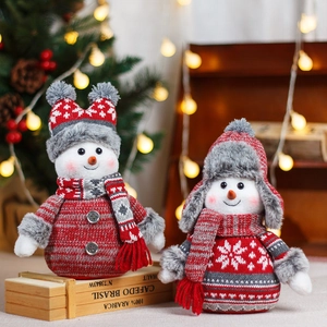 Charmantes poupées de bonhomme de neige tricotées pour décoration de table et de vitrine