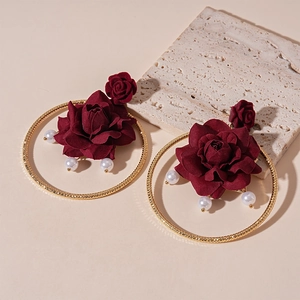 Orecchini vintage con rose in tessuto rosso, cerchi dorati e ciondoli di perle