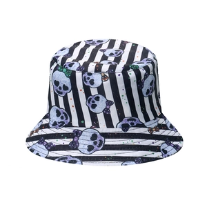 Chapeau bob rayé streetwear avec motifs têtes de mort violettes et pois
