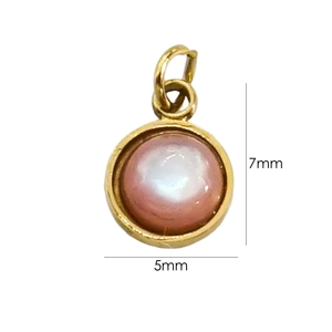 Vue détaillée montrant les dimensions 5mm x 7mm du pendentif en nacre rose dorée