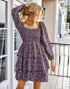 Robe courte fleurie à col carré avec buste froncé et jupe à volants étagés