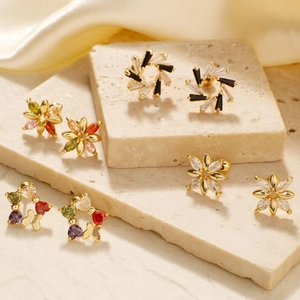 Boucles d'oreilles fleurs élégantes avec zircons colorés sur pierre et soie