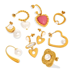 Boucles d'oreilles perles baroques dorées avec cœurs et bague fleurie assortie
