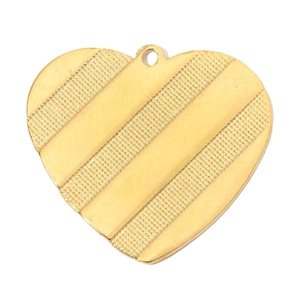 Dettaglio di un ciondolo a cuore dorato con strisce diagonali e finitura in acciaio
