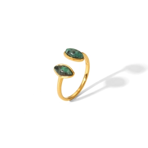 Dettaglio dell'anello aperto dorato con due pietre marquise verdi su sfondo bianco