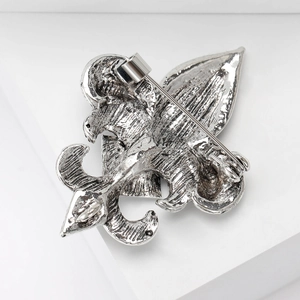 Broche fleur de lys argentée vintage pour femme avec structure arrière détaillée