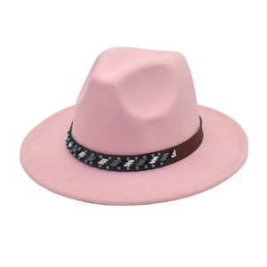 Vue détaillée du chapeau Fedora rose en laine avec ruban perlé ethnique et large bord