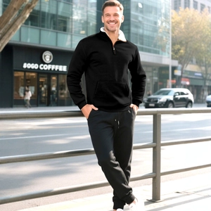 Set streetwear retrò da uomo con felpa nera a mezza zip e pantaloni sportivi coordinati