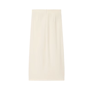 Détails d'une jupe mi-longue beige à taille haute avec une texture fluide