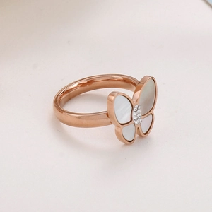 Detailansicht eines Schmetterlingsrings in Roségold mit Perlmutt und kleinen Diamanten