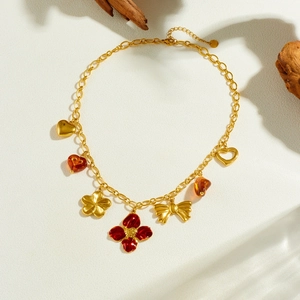 Collier en acier doré avec pendentifs de fleurs en émail rouge et charmes de cœur