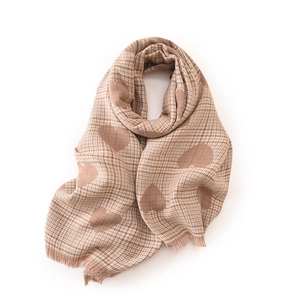 Dicker Winterschal für Damen mit braunem Hahnentritt-Herz-Muster und Fransendetails