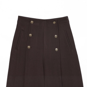 Pantaloni donna a vita alta color caffè con bottoni dorati su sfondo bianco