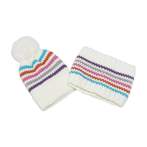 Set in maglia con cappello e sciarpa a righe arcobaleno e pompon di pelliccia sintetica