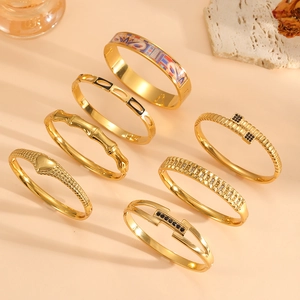 Détails de divers bracelets en acier doré 18 carats avec émail et motifs de bambou
