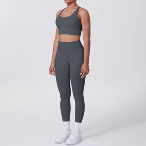 Détail ensemble yoga gris anthracite avec leggings taille haute et brassière de sport