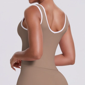 Détail du haut de yoga dos nu marron avec bordure blanche et tissu élastique mat