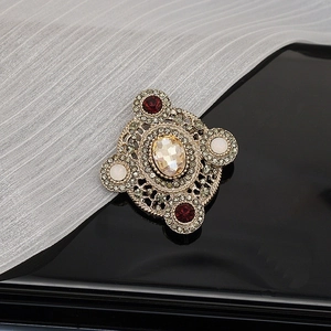 Vintage Barock Brosche aus Gold mit champagnerfarbenem Edelstein und farbigen Akzenten