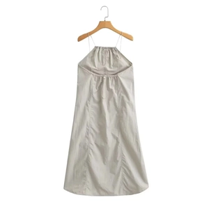 Détail d'une robe midi licou gris clair sur cintre en bois avec de fines bretelles