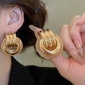 Détails de boucles d'oreilles créoles dorées multicouches avec texture en maille