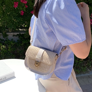 Schicke Stroh-Satteltasche mit weißem Lederbesatz und goldenen Beschlägen für Damen