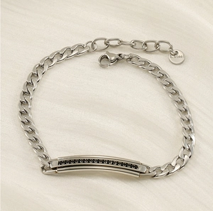 Dettaglio del bracciale a catena cubana argento con pietre nere e chiusura a moschettone