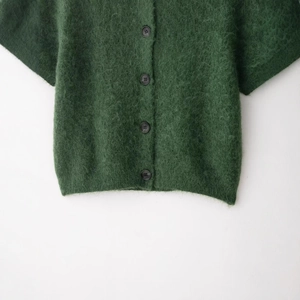 Cardigan in maglia mohair verde scuro a maniche corte con trama soffice e bottoni